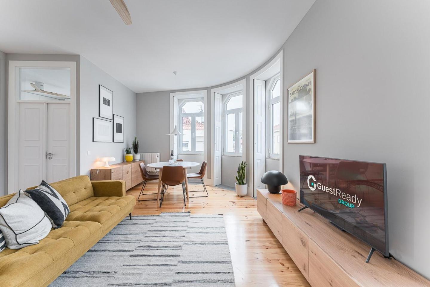Guestready - Colorful Near Agosto Station
